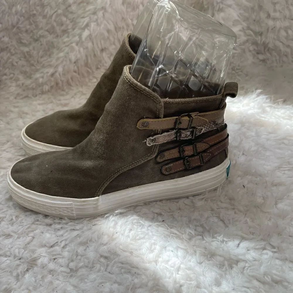 Blowfish canvas olive green ankle boots with side zipper size 7